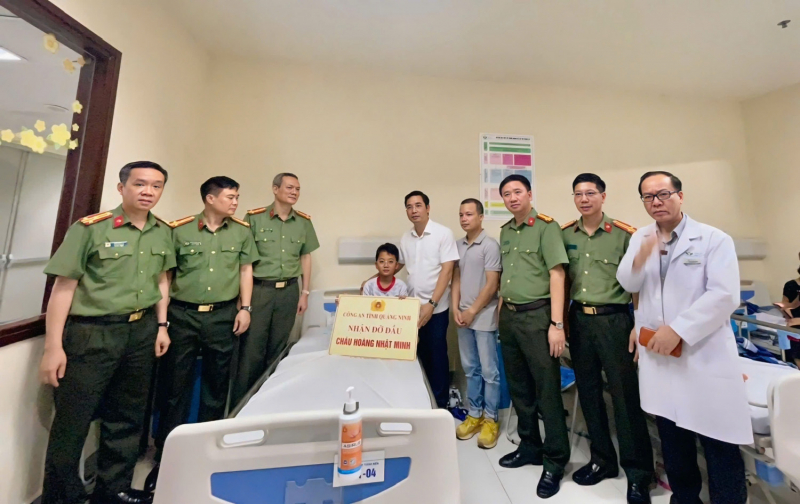 Công an tỉnh Quảng Ninh nhận đỡ đầu nạn nhân sống sót trong vụ lật tàu Vịnh Xanh -0