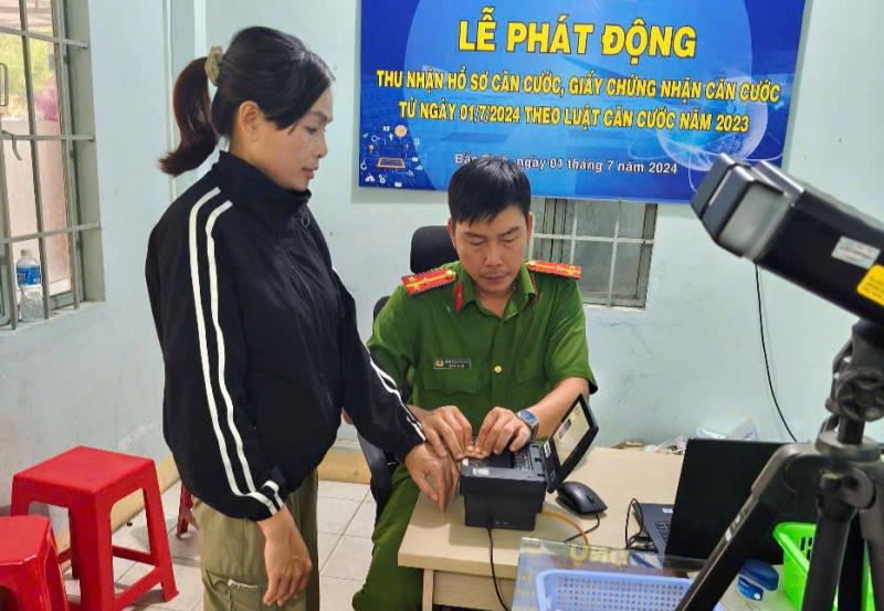 Công an Lâm Đồng: Xuyên trưa phục vụ người dân làm căn cước  -0