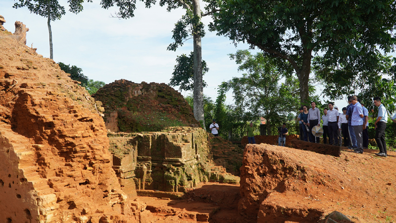 Tháp Chăm ngàn năm tuổi “kêu cứu” -0