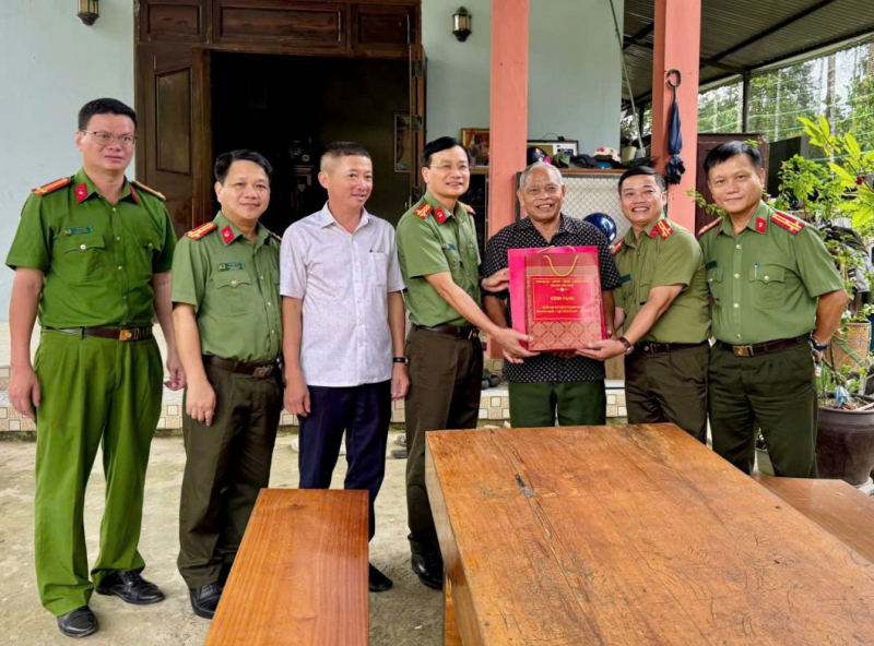 Công an TP Huế tổ chức nhiều hoạt động tri ân thương bệnh binh, người có công cách mạng -0