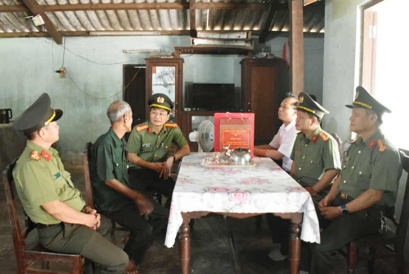 Công an TP Huế tổ chức nhiều hoạt động tri ân thương bệnh binh, người có công cách mạng -0