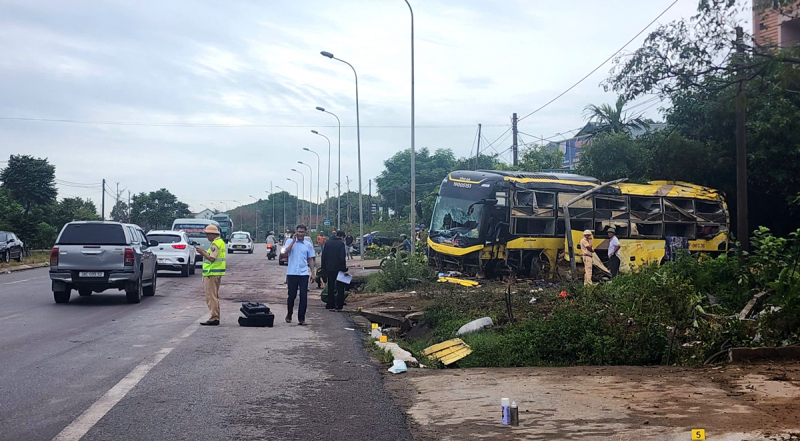 Xe khách nổ lốp trước, tài xế âm tính với ma túy và nông độ cồn -0