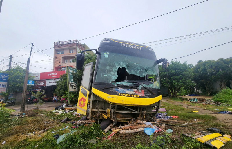 Xe khách nổ lốp trước, tài xế âm tính với ma túy và nông độ cồn -0