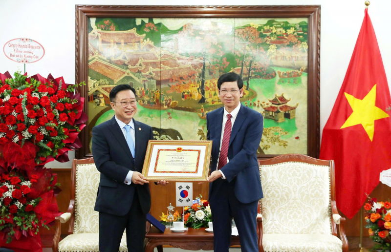 Trao Bằng khen của Bộ Văn hoá, Thể thao và Du lịch cho hậu duệ đời thứ 31 của vua Lý Thái Tổ -0