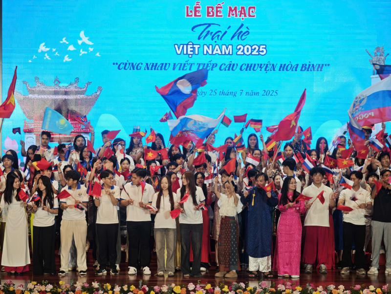Kiều bào trẻ xúc động khi được đến thăm