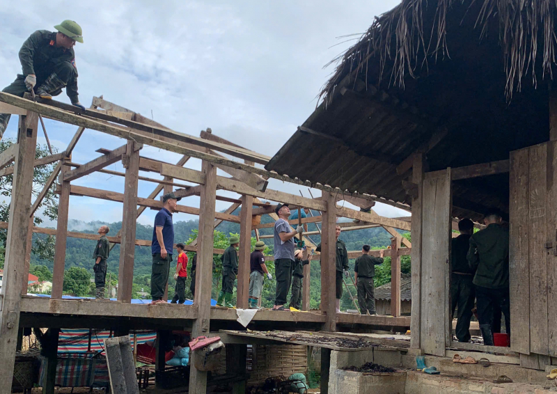 Cảnh sát cơ động vượt suối, băng rừng giúp đồng bào Thái Nguyên xoá nhà tạm -0