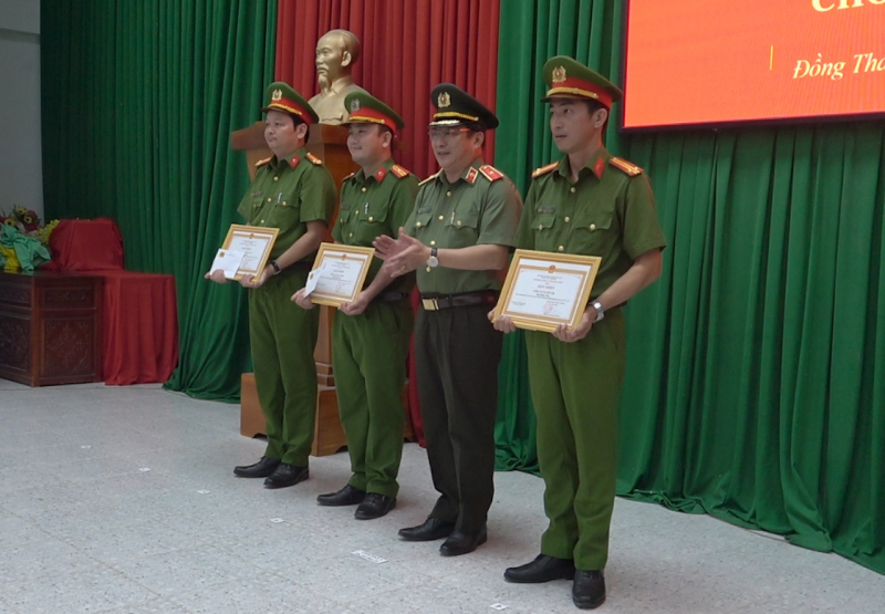 Giám đốc Công an Đồng Tháp “thưởng nóng” tập thể, cá nhân có thành tích xuất sắc -0