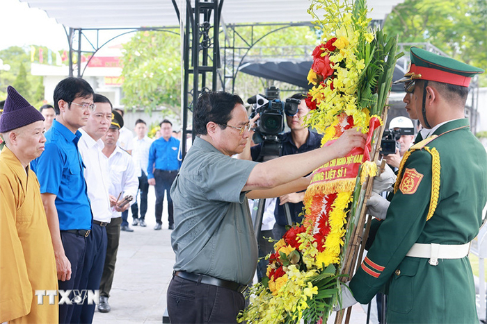 Thủ tướng tri ân các lãnh đạo tiền bối và người có công tại Quảng Trị và Huế -0