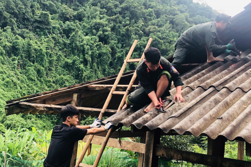 Cảnh sát cơ động vượt suối, băng rừng giúp đồng bào Thái Nguyên xoá nhà tạm -2
