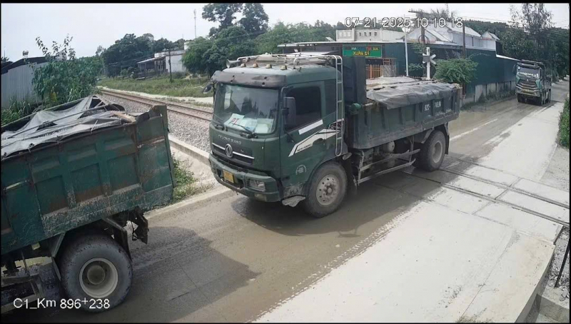 Liên tục xe tải chắn đường ray - hiểm họa treo lơ lửng trên tuyến Bắc Nam -1