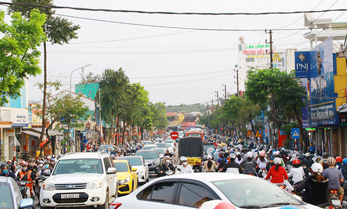 Huế triển khai đồng bộ các giải pháp tháo gỡ tình trạng ùn tắc giao thông đang gia tăng -0
