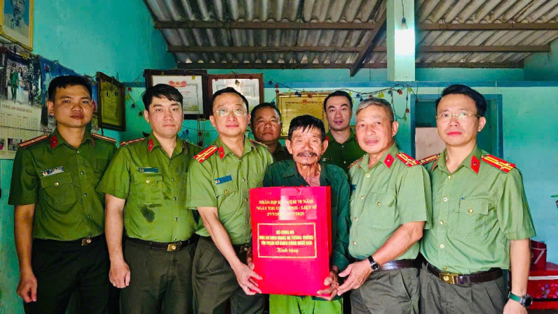 Cục An ninh mạng và phòng, chống tội phạm sử dụng công nghệ cao thăm hỏi các các gia đình thương binh, liệt sĩ -1