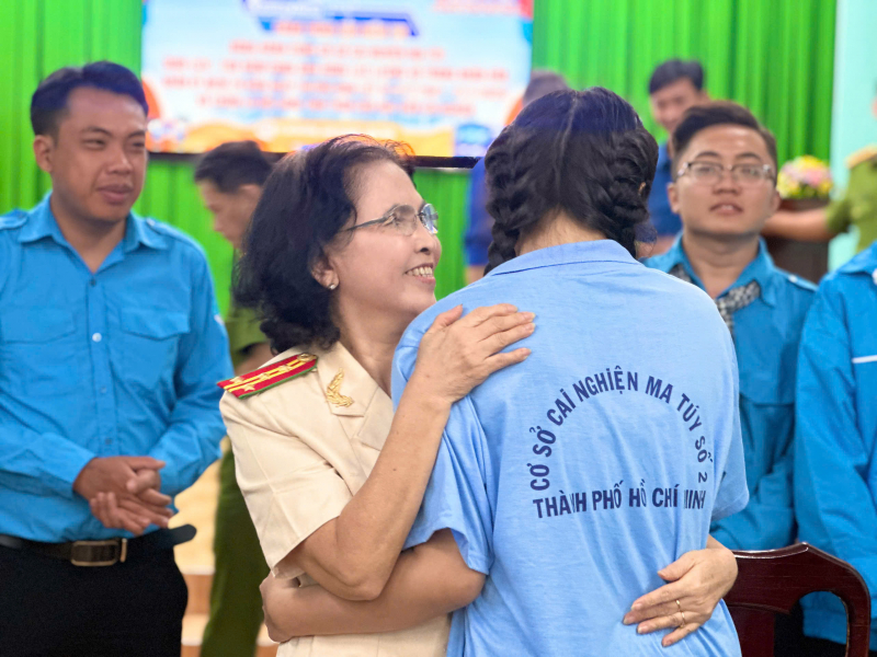 Nữ Đại tá, Anh hùng LLVTND thăm và trò chuyện với thanh thiếu niên cai nghiện ma túy  -1