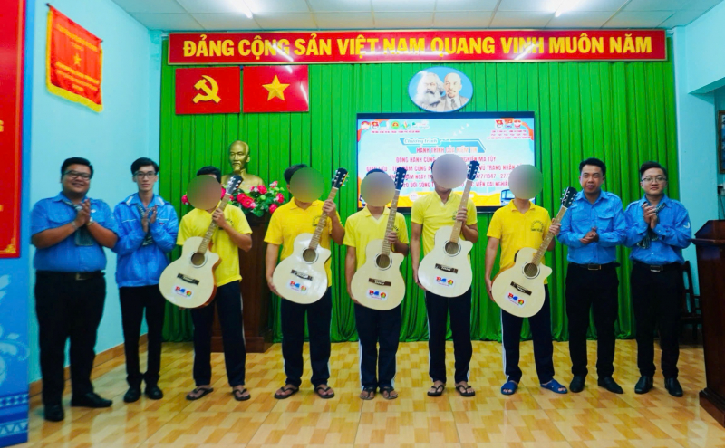 Nữ Đại tá, Anh hùng LLVTND thăm và trò chuyện với thanh thiếu niên cai nghiện ma túy  -2