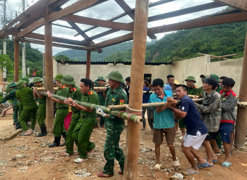 Ấm áp tình quân dân trong bão lũ ở miền Tây xứ Nghệ -0