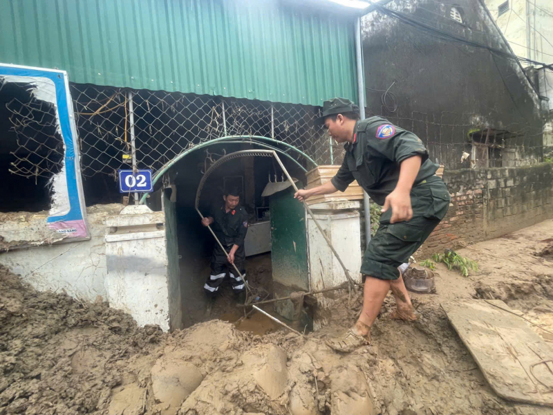 Lực lượng Cảnh sát cơ động Bộ Công an tiếp tục chung tay cùng đồng bào vùng lũ -0