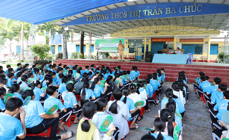 Thăm khám, cấp phát thuốc miễn phí, tặng quà người dân Ba Chúc -0