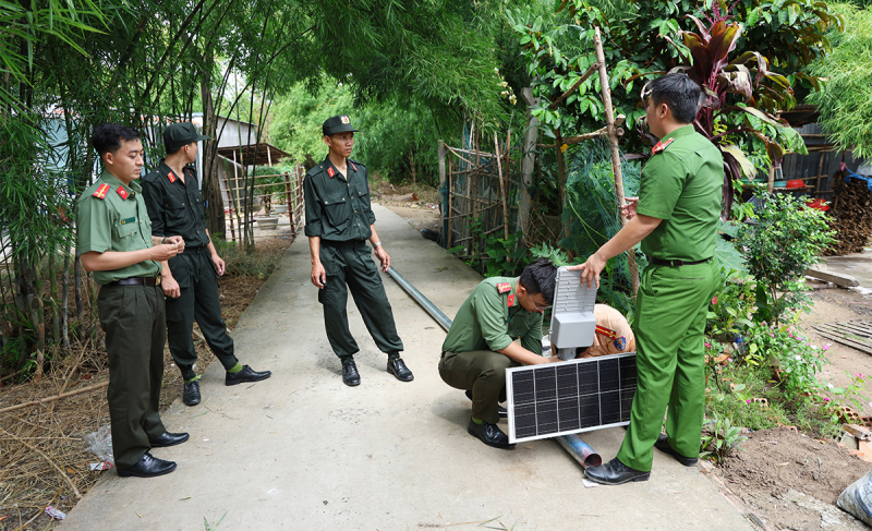 Thăm khám, cấp phát thuốc miễn phí, tặng quà người dân Ba Chúc -1