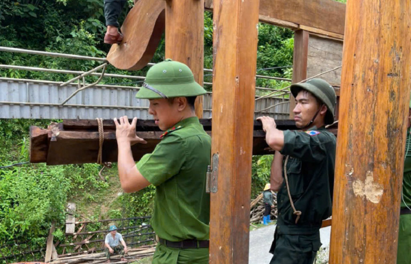 Ấm áp tình quân dân trong bão lũ ở miền Tây xứ Nghệ -0