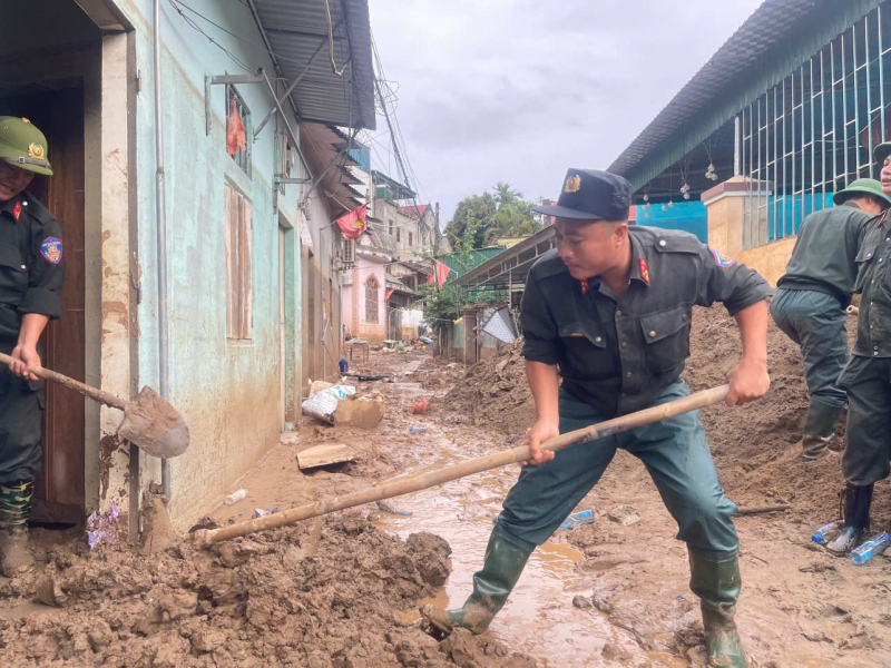 Lực lượng Cảnh sát cơ động Bộ Công an tiếp tục chung tay cùng đồng bào vùng lũ -0