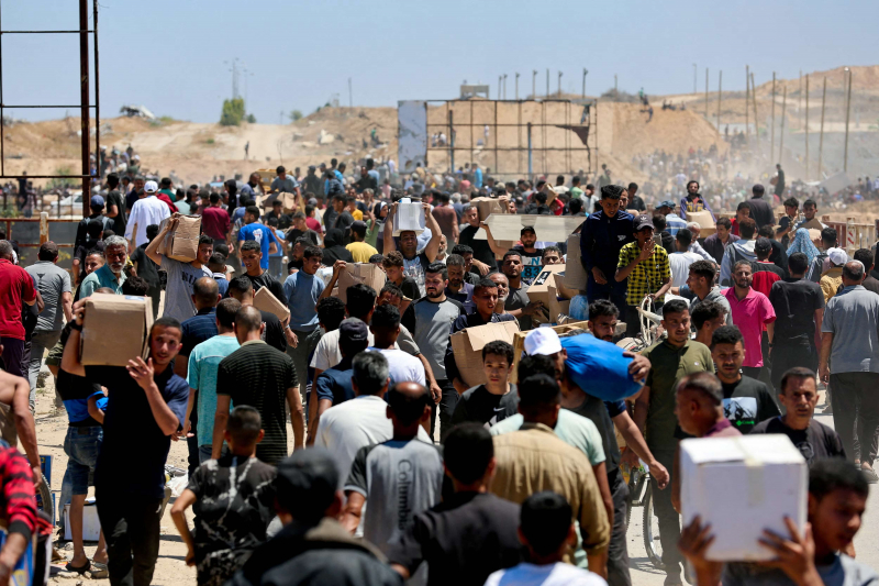 Israel vừa thả hàng cứu trợ vừa ném bom Gaza -0