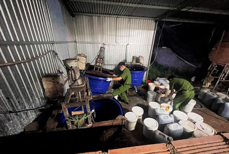 Phát hiện xưởng nghi sản xuất phân bón giả -0