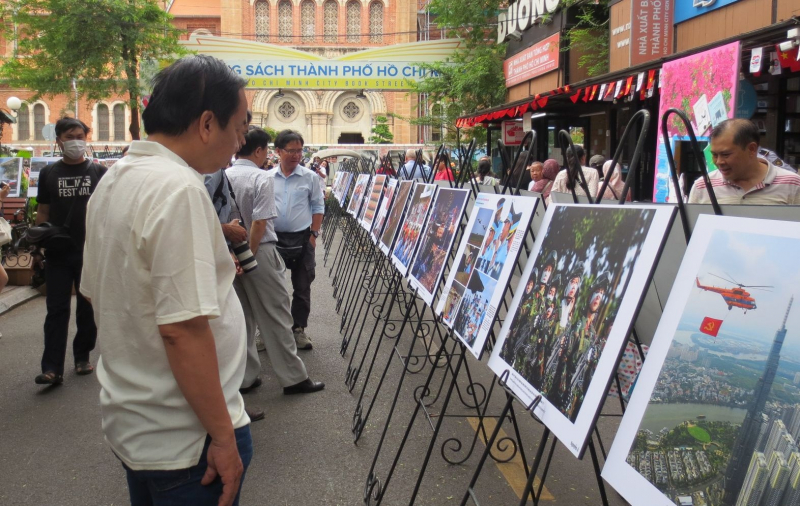50 năm tự hào qua lăng kính nhiếp ảnh -0