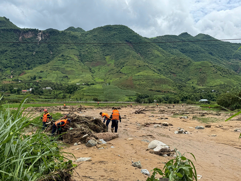 Công an Sơn La chủ động phòng chống thiên tai và giúp người dân khắc phục hậu quả mưa lũ -0