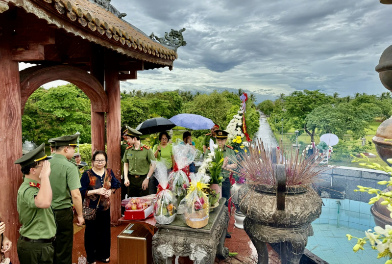 Đoàn Cục Trang bị và kho vận, Bộ Công an dâng hương, tri ân liệt sĩ tại Quảng Trị -0