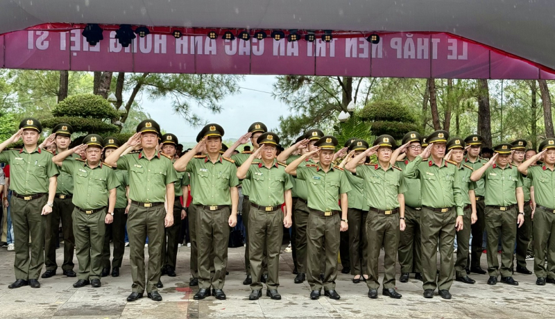 Đoàn Cục Trang bị và kho vận, Bộ Công an dâng hương, tri ân liệt sĩ tại Quảng Trị -1