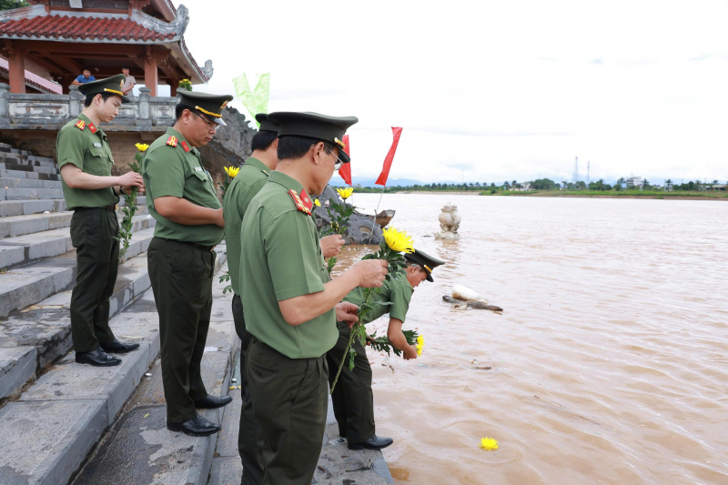 Đoàn Cục Trang bị và kho vận, Bộ Công an dâng hương, tri ân liệt sĩ tại Quảng Trị -0