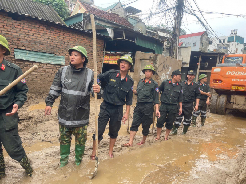 Lực lượng Cảnh sát cơ động Bộ Công an tiếp tục chung tay cùng đồng bào vùng lũ -0