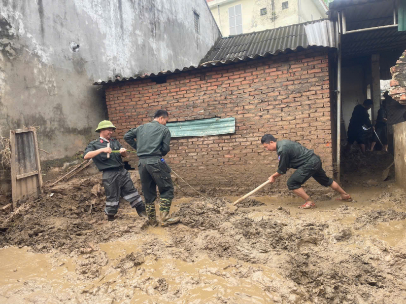 Lực lượng Cảnh sát cơ động Bộ Công an tiếp tục chung tay cùng đồng bào vùng lũ -0