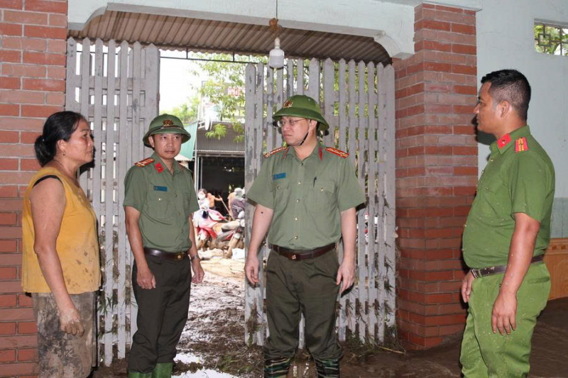 Ấm áp tình quân dân trong bão lũ ở miền Tây xứ Nghệ -0