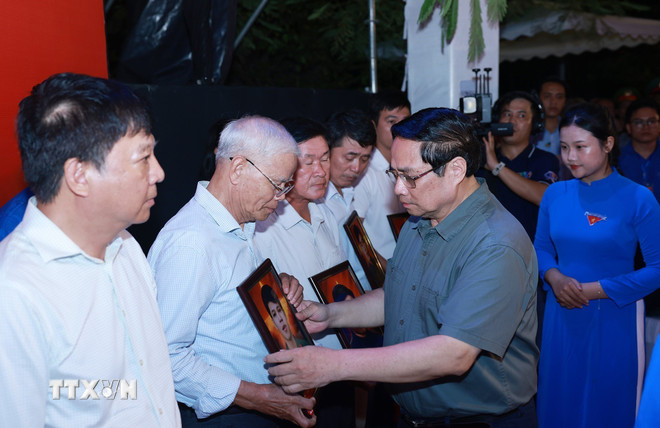 Thủ tướng dự Lễ thắp nến tri ân các anh hùng liệt sỹ tại Nghĩa trang Trường Sơn -0