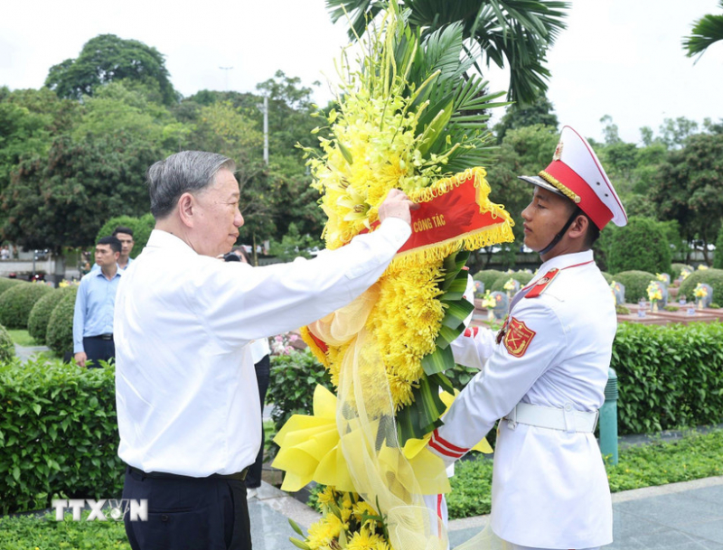 Tổng Bí thư Tô Lâm dâng hương tưởng niệm các anh hùng, liệt sĩ tại Điện Biên