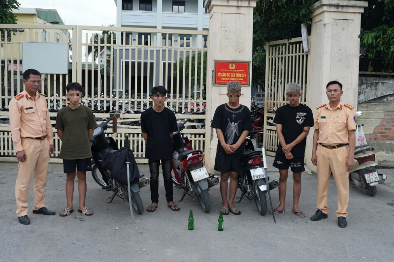 Bắt giữ nhóm đối tượng điều khiển xe mô tô tháo biển số, mang theo hung khí -0
