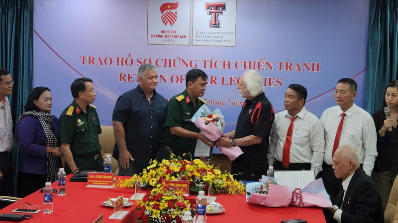 Đại học Texas - Hoa kỳ trao hồ sơ chứng tích chiến tranh cho Việt Nam  -1