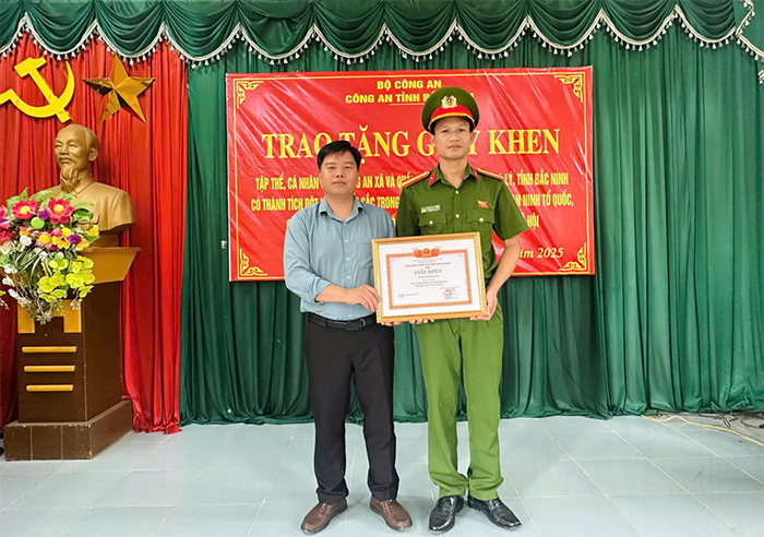 Khen thưởng tập thể, cá nhân có thành tích đột xuất trong bắt giữ nhóm đối tượng cướp tài sản -0