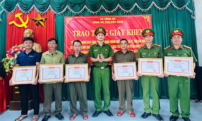 Khen thưởng tập thể, cá nhân có thành tích đột xuất trong bắt giữ nhóm đối tượng cướp tài sản -0