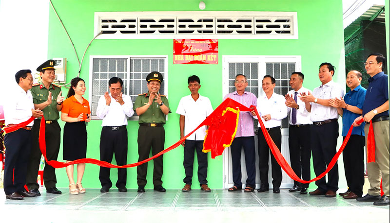 Những nếp nhà mới dựng và dấu ấn tình nghĩa, nhân văn “vì dân phục vụ” -0