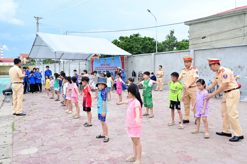 Cảnh sát đường thủy Hải Phòng dạy bơi miễn phí cho trẻ em -0