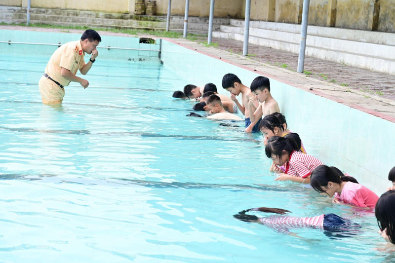 Cảnh sát đường thủy Hải Phòng dạy bơi miễn phí cho trẻ em -0
