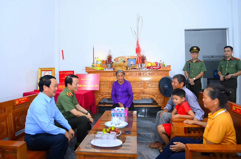 Những nếp nhà mới dựng và dấu ấn tình nghĩa, nhân văn “vì dân phục vụ” -0