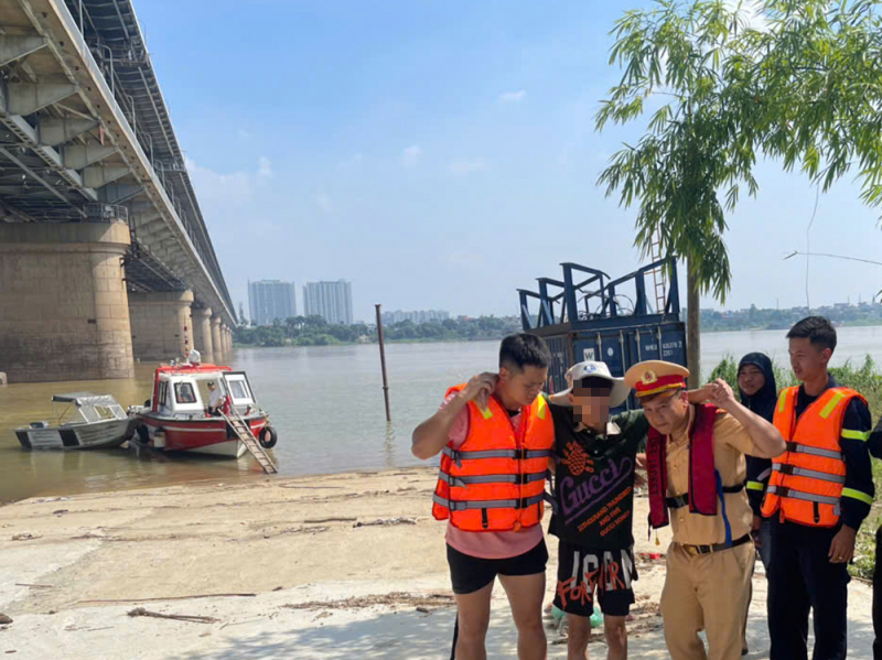 Cảnh sát cứu nam thanh niên nhảy cầu Thăng Long tự tử vì áp lực cuộc sống -0