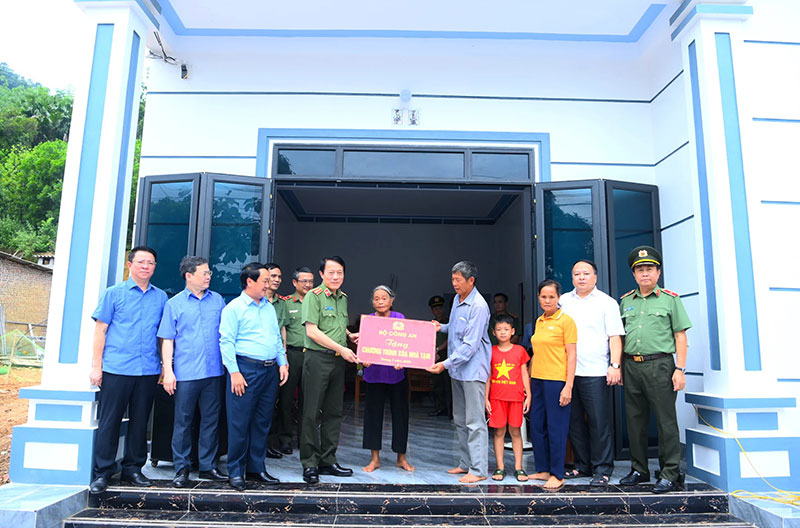 Những nếp nhà mới dựng và dấu ấn tình nghĩa, nhân văn “vì dân phục vụ” -0