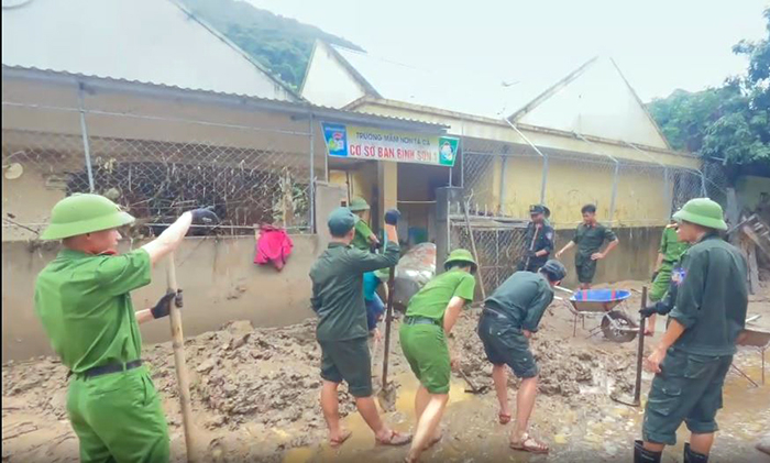 Những hành động cao đẹp của Công an Nghệ An trong hành trình giúp dân khắc phục bão lũ -0
