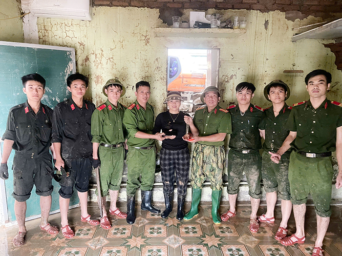Những hành động cao đẹp của Công an Nghệ An trong hành trình giúp dân khắc phục bão lũ -0