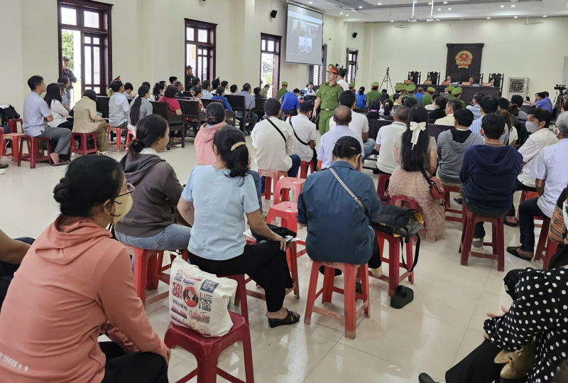 Hàng trăm bị hại mua dự án “ma” có mặt trong phiên tòa