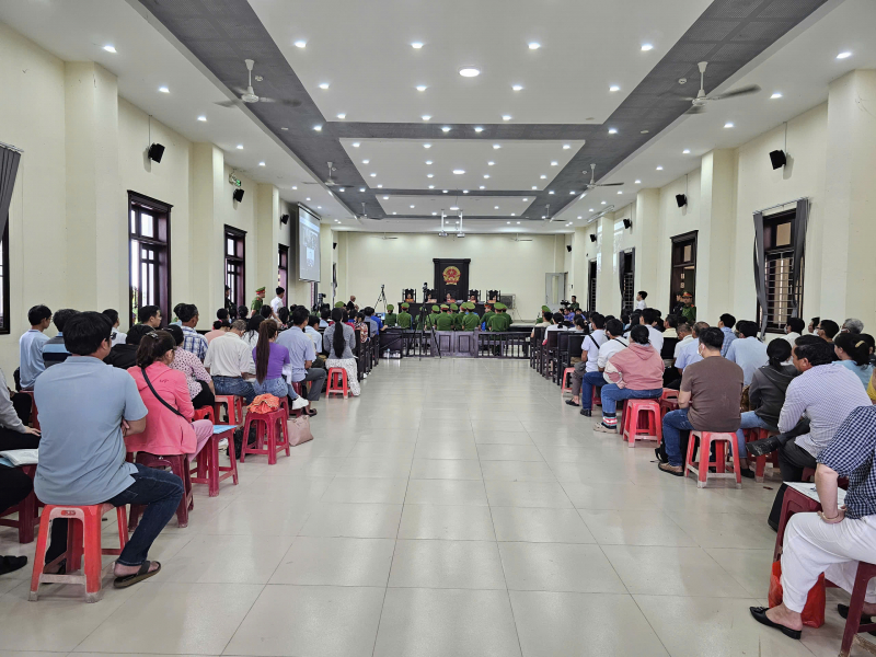 Hàng trăm bị hại mua dự án “ma” có mặt trong phiên tòa